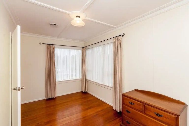 Photo of property in 13a Seaview Road, Marfell, New Plymouth, 4310