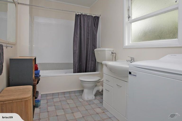 Photo of property in 2/330 Queens Drive, Lyall Bay, Wellington, 6022