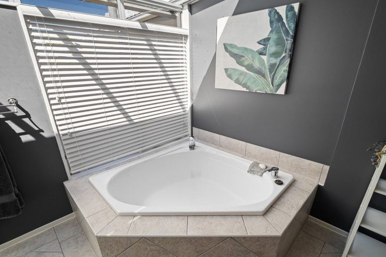 Photo of property in 38 John Downs Drive, Browns Bay, Auckland, 0630