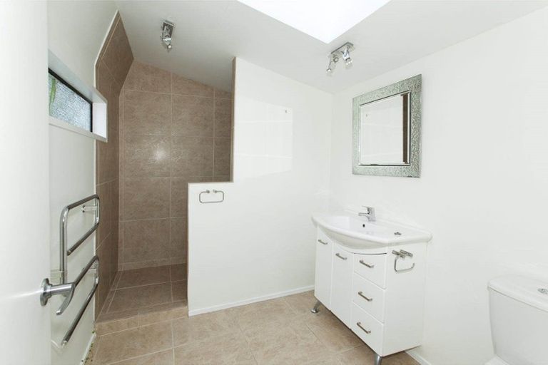 Photo of property in 1/23 Parr Terrace, Castor Bay, Auckland, 0620