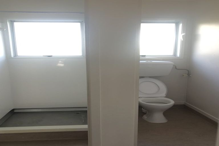 Photo of property in 2/25 Edgware Road, West Harbour, Auckland, 0618