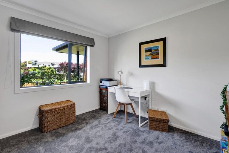 Photo of property in 17 Ashmore Drive, Frankleigh Park, New Plymouth, 4310