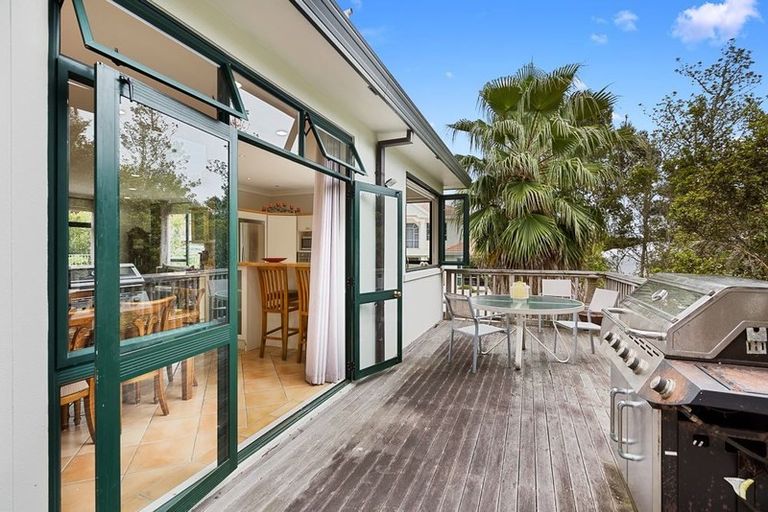 Photo of property in 6 David Beattie Place, Chatswood, Auckland, 0626