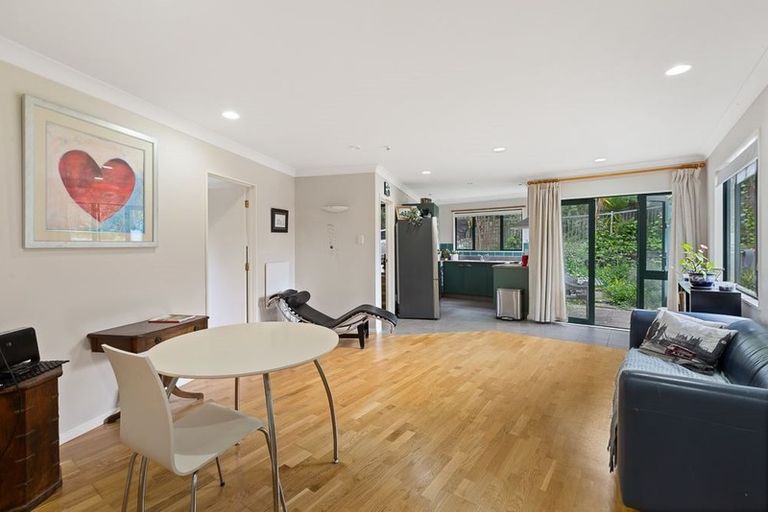 Photo of property in 6 David Beattie Place, Chatswood, Auckland, 0626