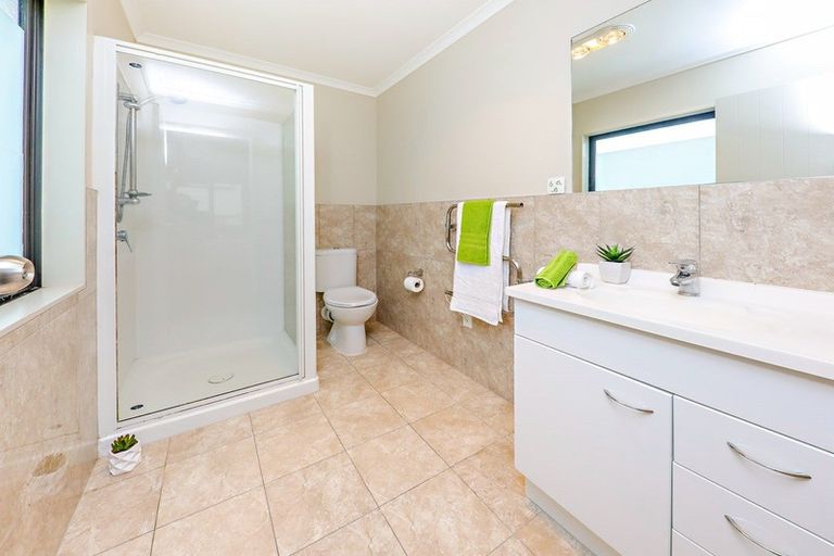 Photo of property in 18 Andover Way, Goodwood Heights, Auckland, 2105