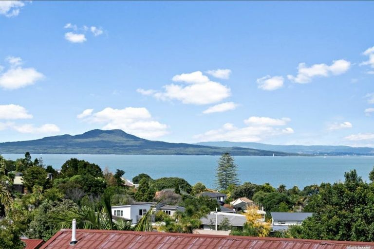 Photo of property in 61 Lyons Avenue, Murrays Bay, Auckland, 0630