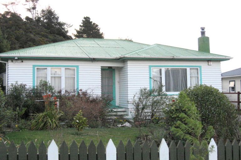 Photo of property in 8 Davis Grove, Wainuiomata, Lower Hutt, 5014