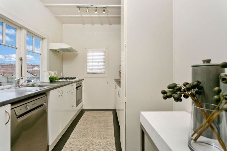 Photo of property in 2/65 Shakespeare Road, Milford, Auckland, 0620