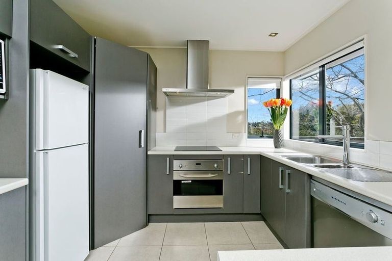 Photo of property in 229a Wairau Road, Totara Vale, Auckland, 0627