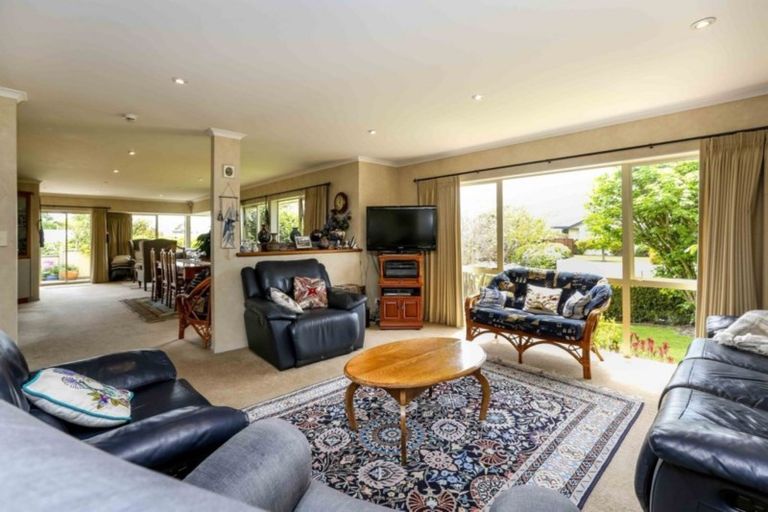 Photo of property in 1 Orlando Close, Frankleigh Park, New Plymouth, 4310