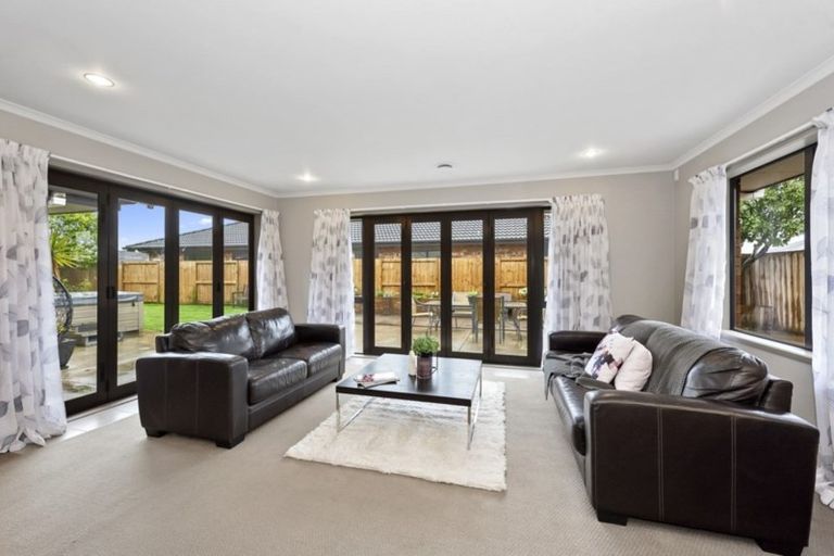 Photo of property in 6 Whitford Place, Rototuna North, Hamilton, 3210