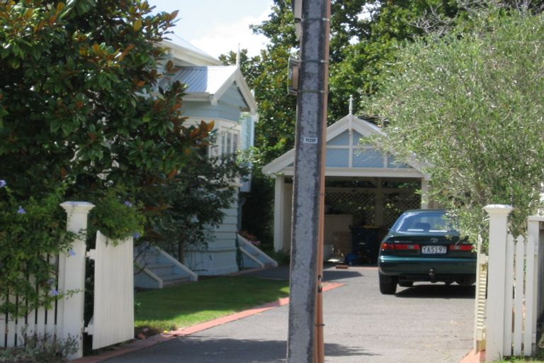 Photo of property in 28 Russell Street, Stanley Point, Auckland, 0624