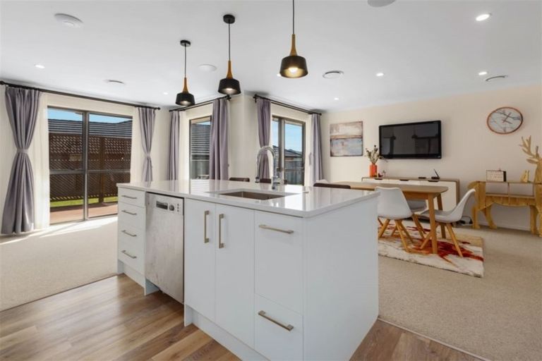 Photo of property in 82 Queen Charlotte Drive, Aotea, Porirua, 5024