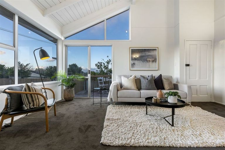 Photo of property in 2/307 Wairau Road, Totara Vale, Auckland, 0627