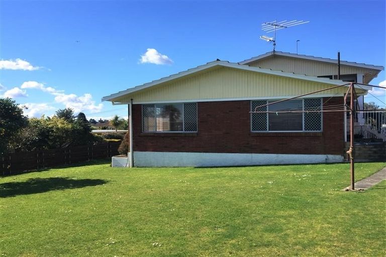 Photo of property in 14 Renwick Street, Papakura, 2110