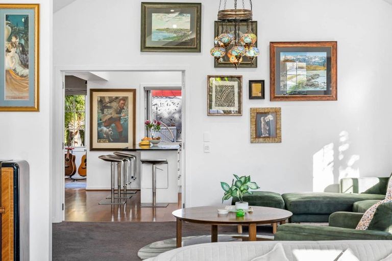 Photo of property in 52 Rising Parade, Fairview Heights, Auckland, 0632