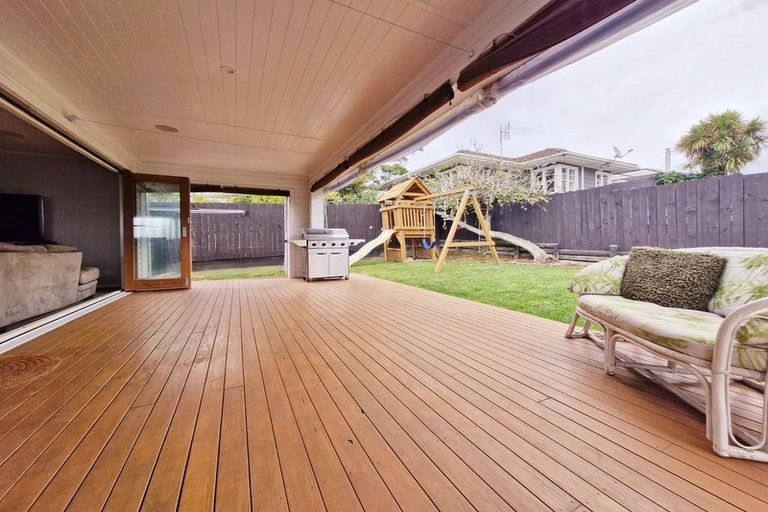 Photo of property in 53 Sunnyside Road, Sunnyvale, Auckland, 0612