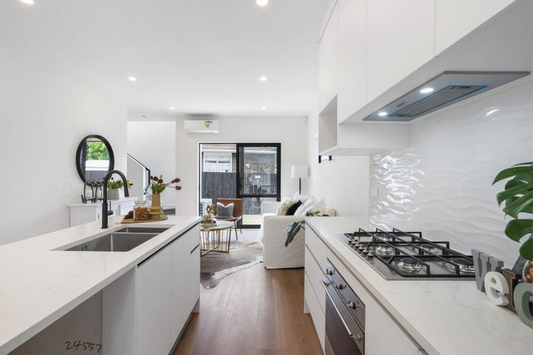 Photo of property in 21b Pipitea Place, Massey, Auckland, 0614