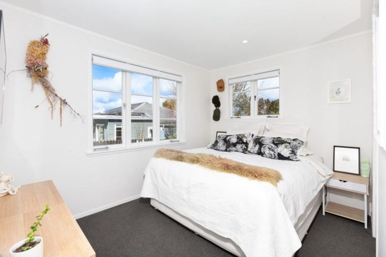 Photo of property in 2/99 Hobsonville Road, West Harbour, Auckland, 0618