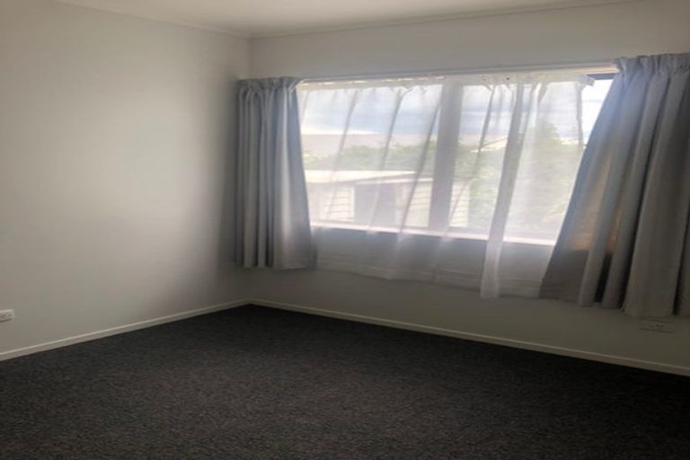 Photo of property in 2/35 Buscomb Avenue, Henderson, Auckland, 0610