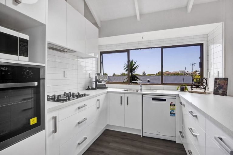 Photo of property in 76 Heta Road, Highlands Park, New Plymouth, 4312