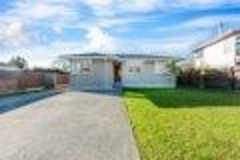 Photo of property in 41 Thornlow Street, Glendene, Auckland, 0602