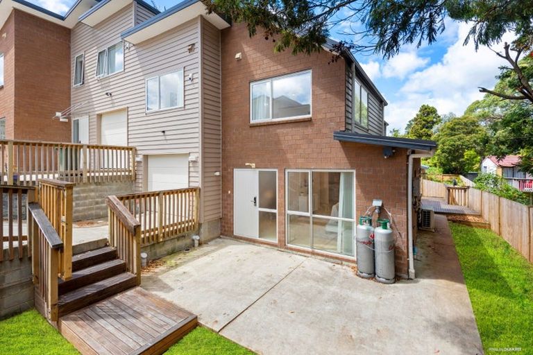 Photo of property in 17 Sunshine Boulevard, Sunnyvale, Auckland, 0612