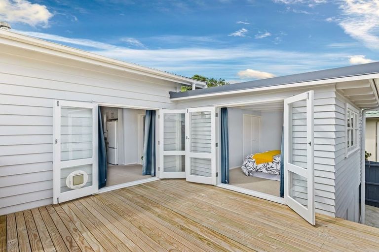 Photo of property in 11 Craigbank Avenue, New Lynn, Auckland, 0600