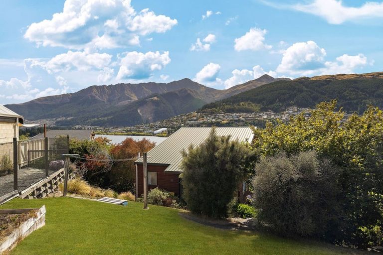 Photo of property in 20 Balmoral Drive, Kelvin Heights, Queenstown, 9300