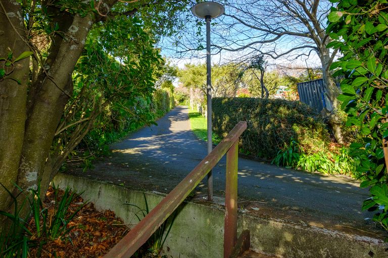 Photo of property in 23 Marine Parade, Macandrew Bay, Dunedin, 9014