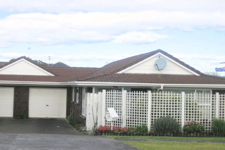 Photo of property in 2/10a Youngs Road, Papakura, 2110