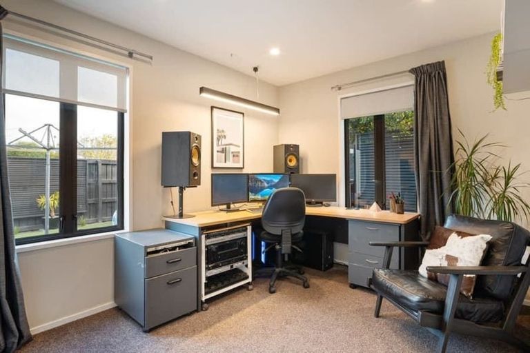 Photo of property in 3 Fieldmoor Place, Parklands, Christchurch, 8083