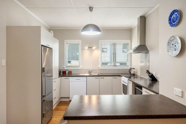 Photo of property in 24 Buscomb Avenue, Henderson, Auckland, 0610