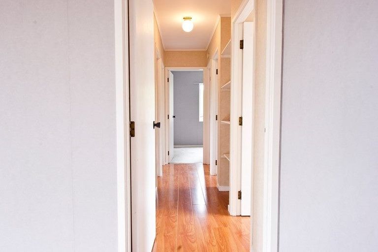 Photo of property in 13 Trias Road, Totara Vale, Auckland, 0629