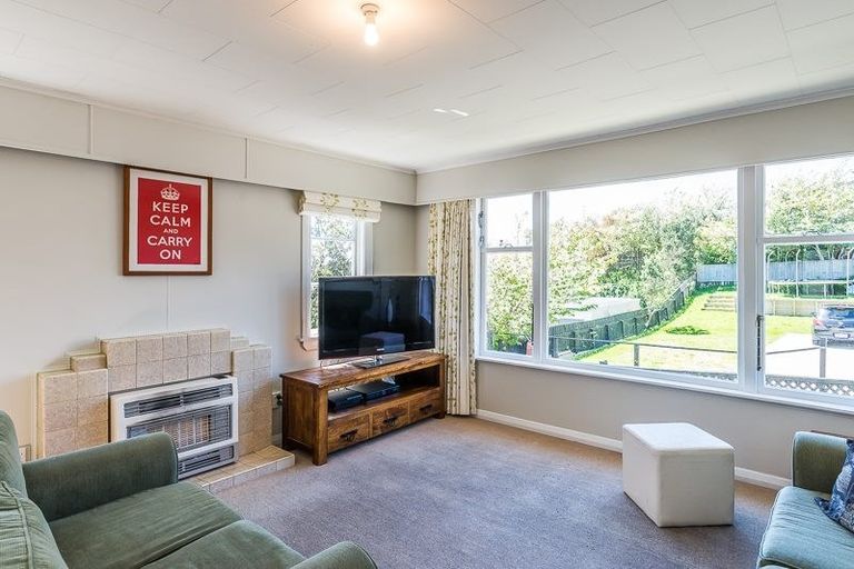 Photo of property in 36 Horokiwi Road West, Newlands, Wellington, 6037