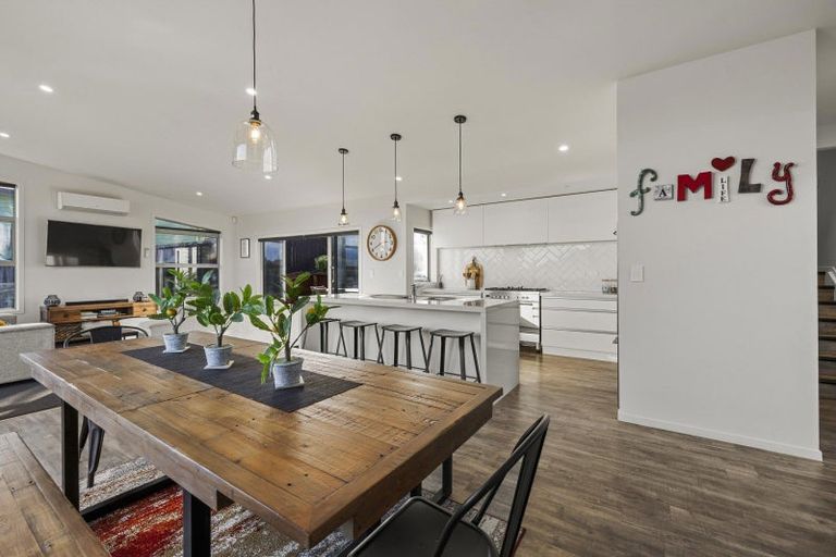 Photo of property in 24 Robertson Street, Raglan, 3225