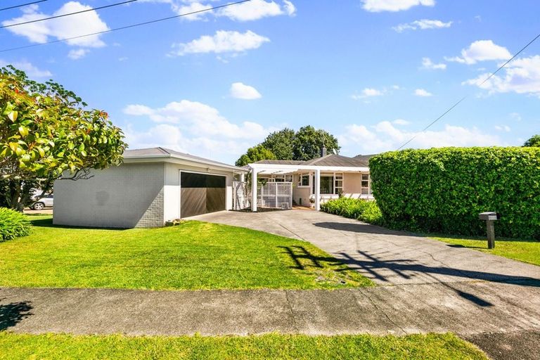 Photo of property in 33 Covil Avenue, Te Atatu South, Auckland, 0610