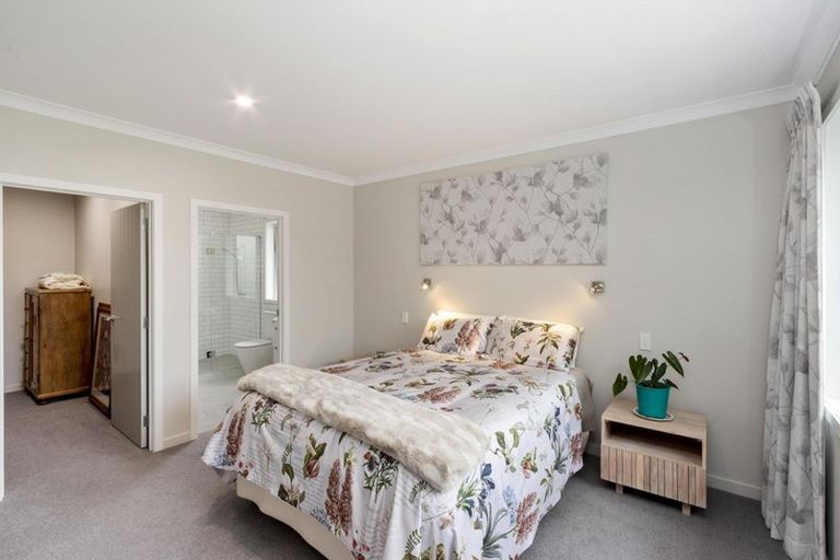 Photo of property in 16 West Place, Greenmeadows, Napier, 4112