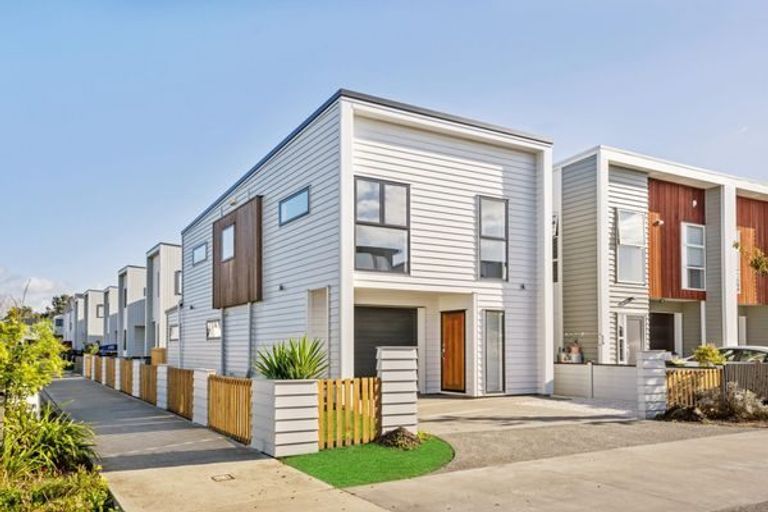 Photo of property in 27 Lili Chen Way, Mangere Bridge, Auckland, 2022