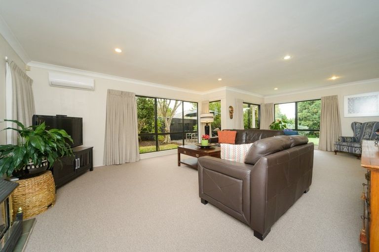 Photo of property in 135 Summerhill Drive, Fitzherbert, Palmerston North, 4410