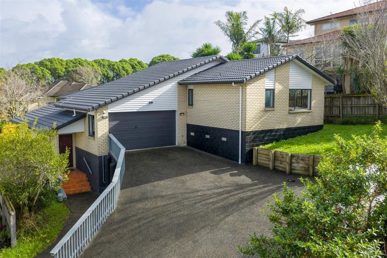 Photo of property in 28 Fairchild Avenue, Goodwood Heights, Auckland, 2105