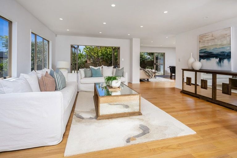 Photo of property in 78 Medallion Drive, Oteha, Auckland, 0632