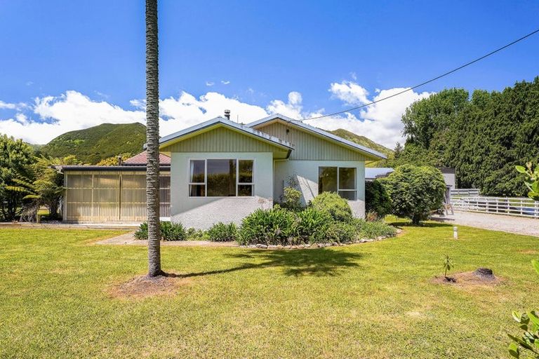 Photo of property in 426 Abel Tasman Drive, Motupipi, Takaka, 7183