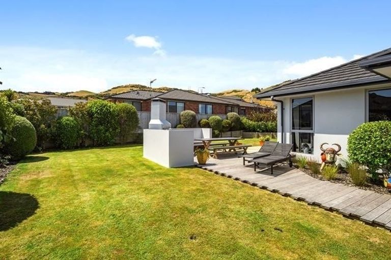 Photo of property in 105 Bing Lucas Drive, Tawa, Wellington, 5028