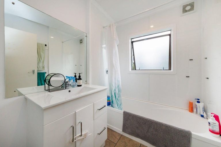 Photo of property in 27 Newton Place, Westbrook, Palmerston North, 4412