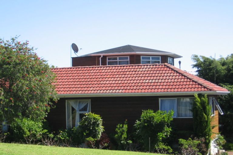 Photo of property in 10 Folkestone Street, Murrays Bay, Auckland, 0630