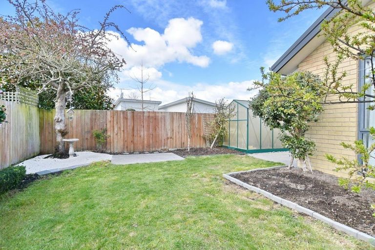Photo of property in 27 Coolspring Way, Redwood, Christchurch, 8051