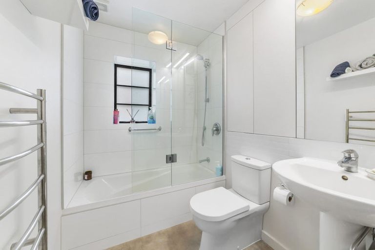 Photo of property in Westhaven Apartments, 2/127 Molesworth Street, Thorndon, Wellington, 6011