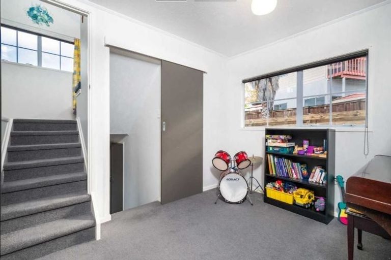 Photo of property in 48 Donovan Avenue, Massey, Auckland, 0614