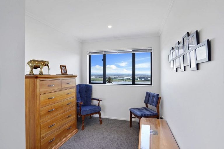 Photo of property in 11 Hilltop Lane, Mount Pleasant, Christchurch, 8081
